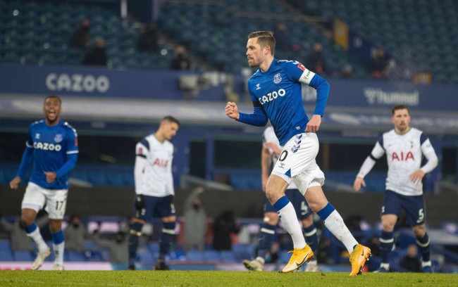 很生气！瓜帅对裁判抱怨不吹犯规直接吹结束哨：你在开玩笑吧.